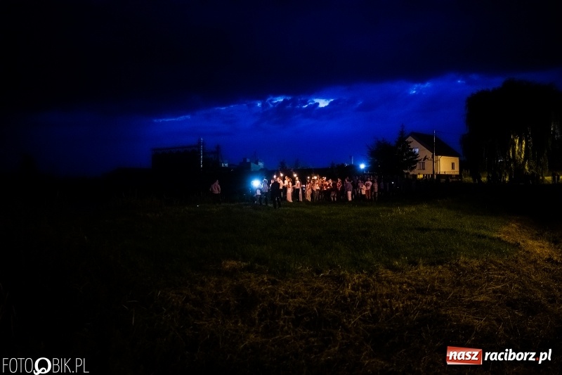 Zdjęcie w galerii na portalu naszraciborz.pl: Wianki i piosenki o miłości, czyli Noc Świętojańska w Kornicach wiadomości z regionu