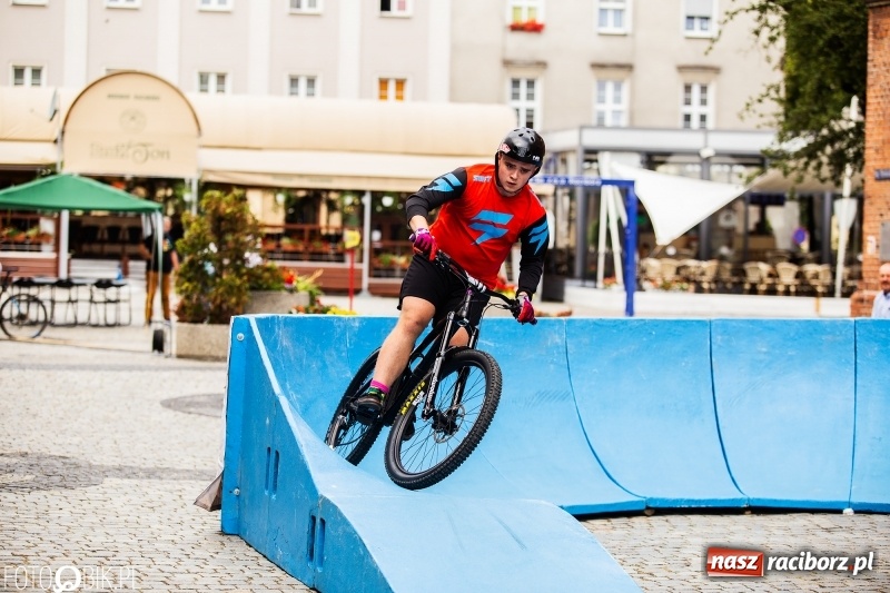Zdjęcie w galerii na portalu naszraciborz.pl: Rowerowy Racibórz rozkręca się na placu Dominikańskim [FOTO] wiadomości z regionu
