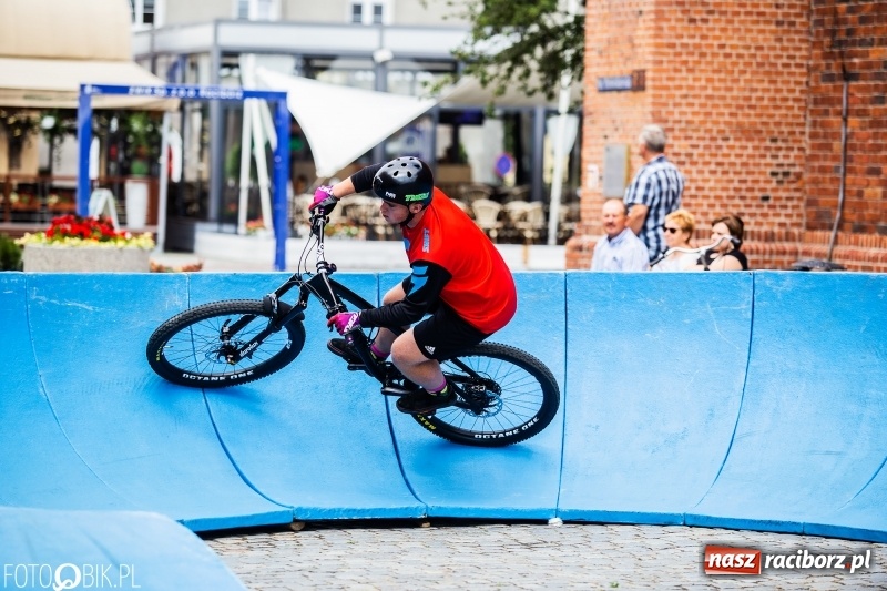 Zdjęcie w galerii na portalu naszraciborz.pl: Rowerowy Racibórz rozkręca się na placu Dominikańskim [FOTO] wiadomości z regionu