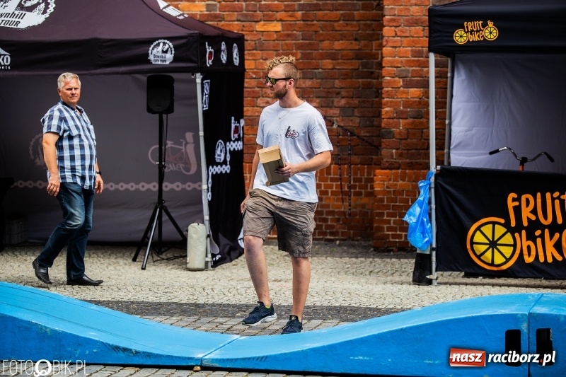 Zdjęcie w galerii na portalu naszraciborz.pl: Rowerowy Racibórz rozkręca się na placu Dominikańskim [FOTO] wiadomości z regionu