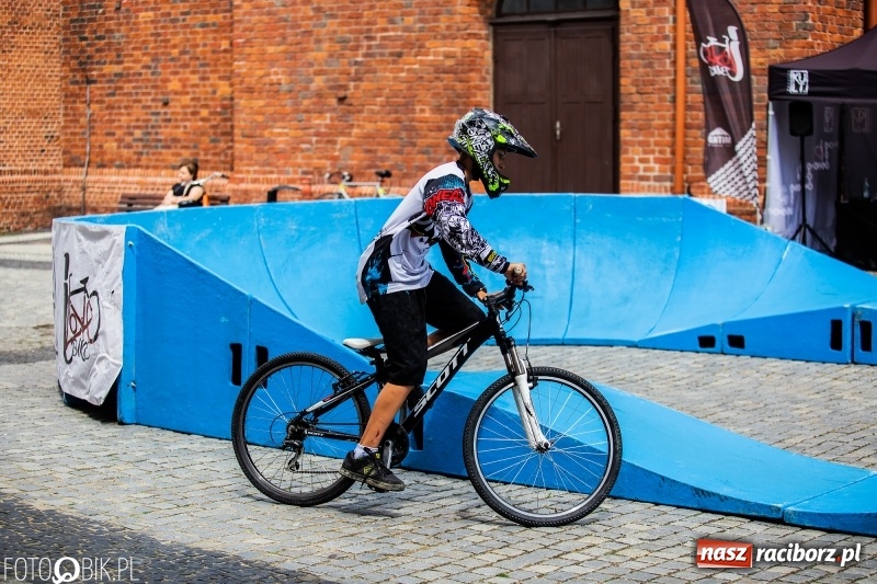 Zdjęcie w galerii na portalu naszraciborz.pl: Rowerowy Racibórz rozkręca się na placu Dominikańskim [FOTO] wiadomości z regionu
