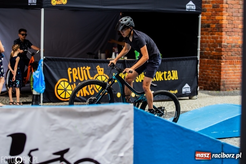 Zdjęcie w galerii na portalu naszraciborz.pl: Rowerowy Racibórz rozkręca się na placu Dominikańskim [FOTO] wiadomości z regionu