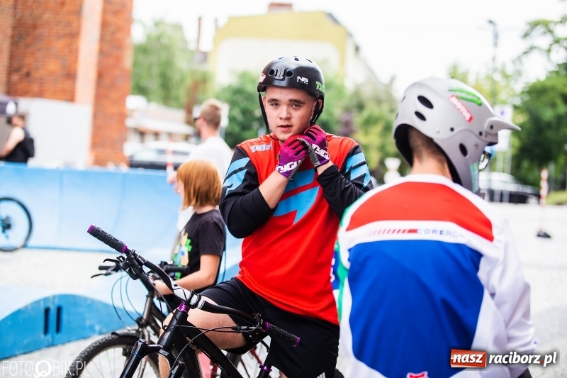 Zdjęcie w galerii na portalu naszraciborz.pl: Rowerowy Racibórz rozkręca się na placu Dominikańskim [FOTO] wiadomości z regionu