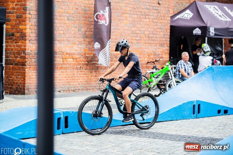 Zdjęcie w galerii na portalu naszraciborz.pl: Rowerowy Racibórz rozkręca się na placu Dominikańskim [FOTO] wiadomości z regionu