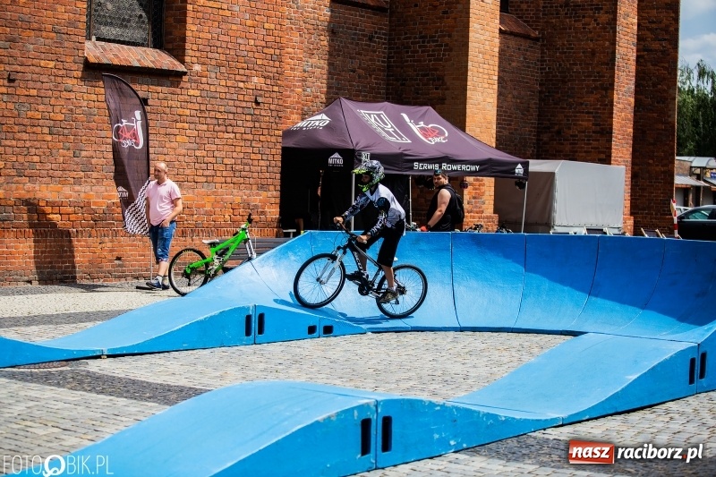 Zdjęcie w galerii na portalu naszraciborz.pl: Rowerowy Racibórz rozkręca się na placu Dominikańskim [FOTO] wiadomości z regionu