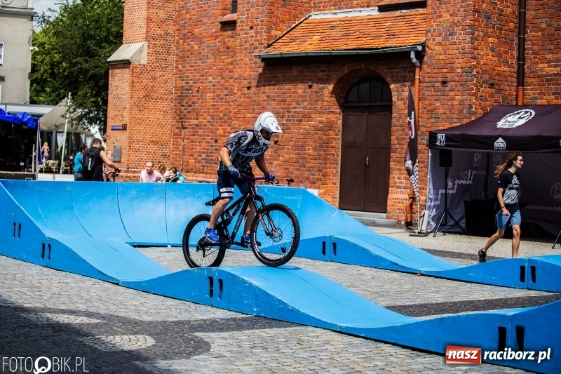 Zdjęcie w galerii na portalu naszraciborz.pl: Rowerowy Racibórz rozkręca się na placu Dominikańskim [FOTO] wiadomości z regionu