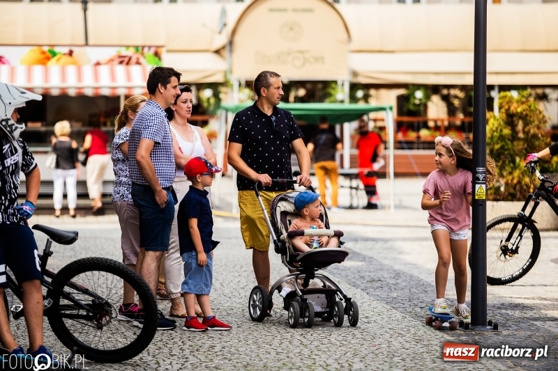 Zdjęcie w galerii na portalu naszraciborz.pl: Rowerowy Racibórz rozkręca się na placu Dominikańskim [FOTO] wiadomości z regionu