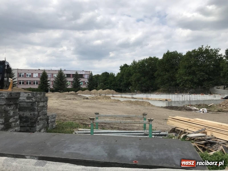 Zdjęcie w galerii na portalu naszraciborz.pl: Kolejny market? Czytelnicy pytają, co powstaje przy Żorskiej-Ocickiej? wiadomości z regionu