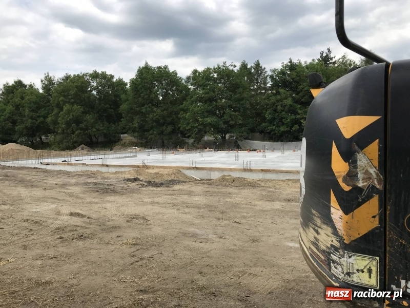 Zdjęcie w galerii na portalu naszraciborz.pl: Kolejny market? Czytelnicy pytają, co powstaje przy Żorskiej-Ocickiej? wiadomości z regionu