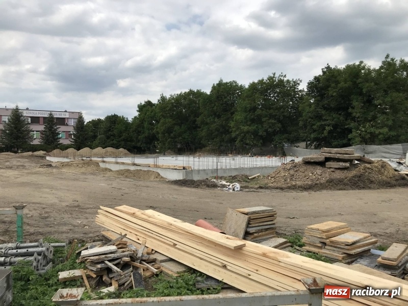 Zdjęcie w galerii na portalu naszraciborz.pl: Kolejny market? Czytelnicy pytają, co powstaje przy Żorskiej-Ocickiej? wiadomości z regionu