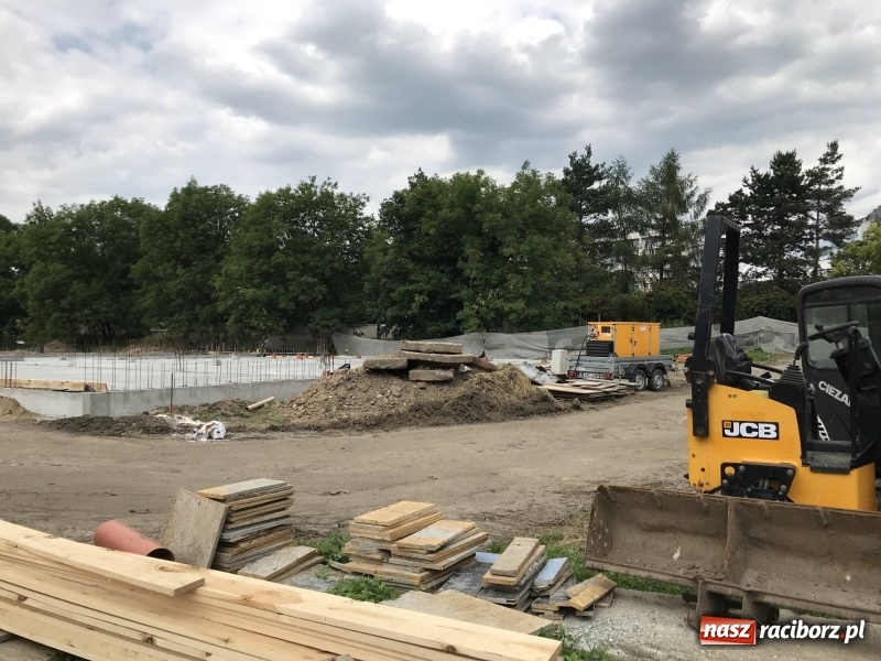 Zdjęcie w galerii na portalu naszraciborz.pl: Kolejny market? Czytelnicy pytają, co powstaje przy Żorskiej-Ocickiej? wiadomości z regionu