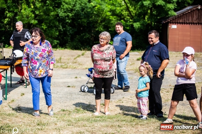 Zdjęcie w galerii na portalu naszraciborz.pl: Powitanie Lata przy ruinach w Łubowicach wiadomości z regionu