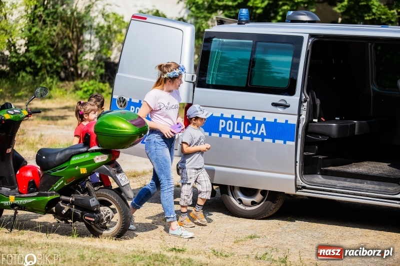 Zdjęcie w galerii na portalu naszraciborz.pl: Powitanie Lata przy ruinach w Łubowicach wiadomości z regionu