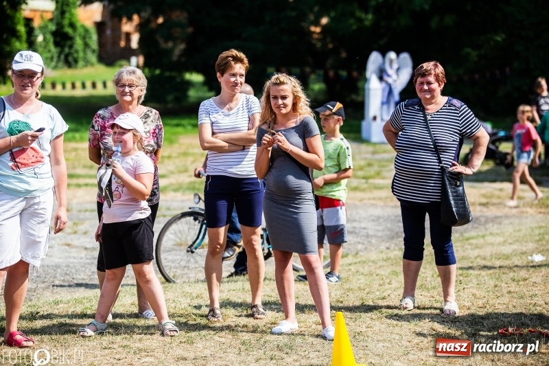 Zdjęcie w galerii na portalu naszraciborz.pl: Powitanie Lata przy ruinach w Łubowicach wiadomości z regionu