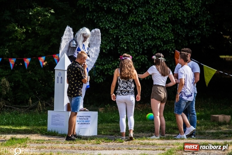 Zdjęcie w galerii na portalu naszraciborz.pl: Powitanie Lata przy ruinach w Łubowicach wiadomości z regionu