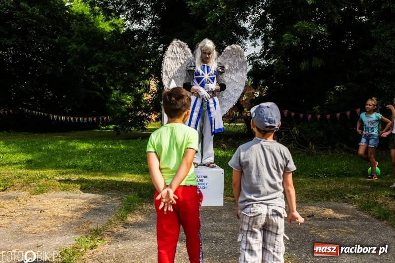 Zdjęcie w galerii na portalu naszraciborz.pl: Powitanie Lata przy ruinach w Łubowicach wiadomości z regionu