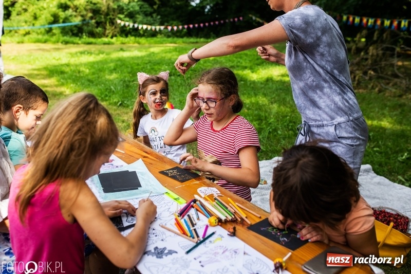 Zdjęcie w galerii na portalu naszraciborz.pl: Powitanie Lata przy ruinach w Łubowicach wiadomości z regionu