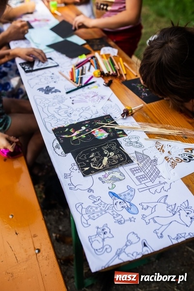 Zdjęcie w galerii na portalu naszraciborz.pl: Powitanie Lata przy ruinach w Łubowicach wiadomości z regionu