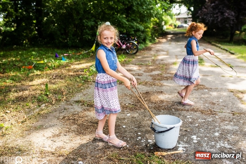 Zdjęcie w galerii na portalu naszraciborz.pl: Powitanie Lata przy ruinach w Łubowicach wiadomości z regionu