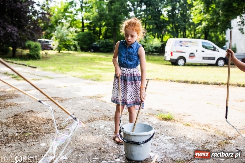 Zdjęcie w galerii na portalu naszraciborz.pl: Powitanie Lata przy ruinach w Łubowicach wiadomości z regionu