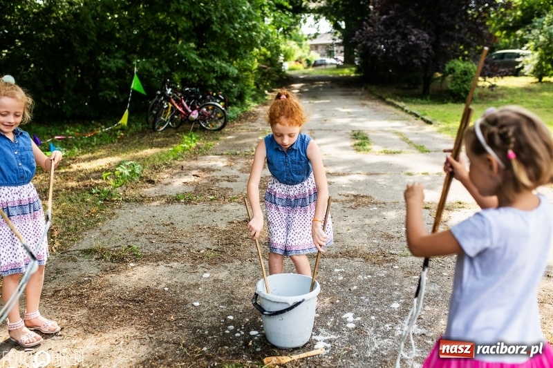 Zdjęcie w galerii na portalu naszraciborz.pl: Powitanie Lata przy ruinach w Łubowicach wiadomości z regionu