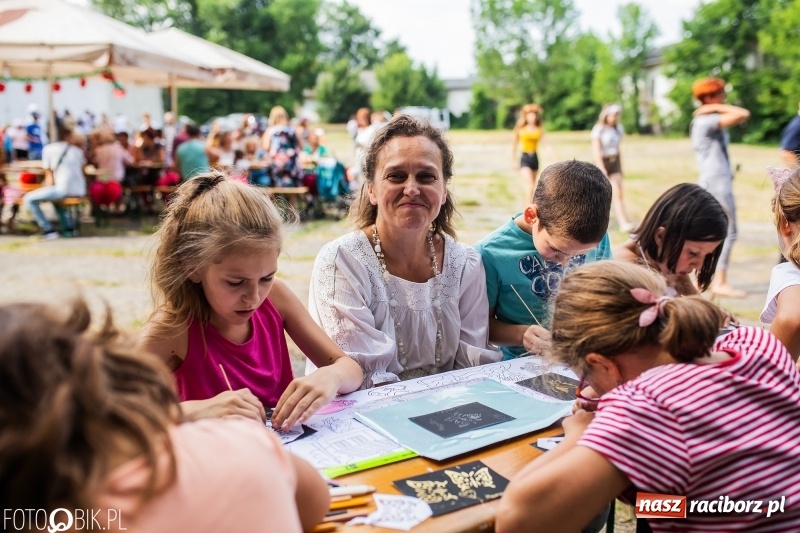 Zdjęcie w galerii na portalu naszraciborz.pl: Powitanie Lata przy ruinach w Łubowicach wiadomości z regionu