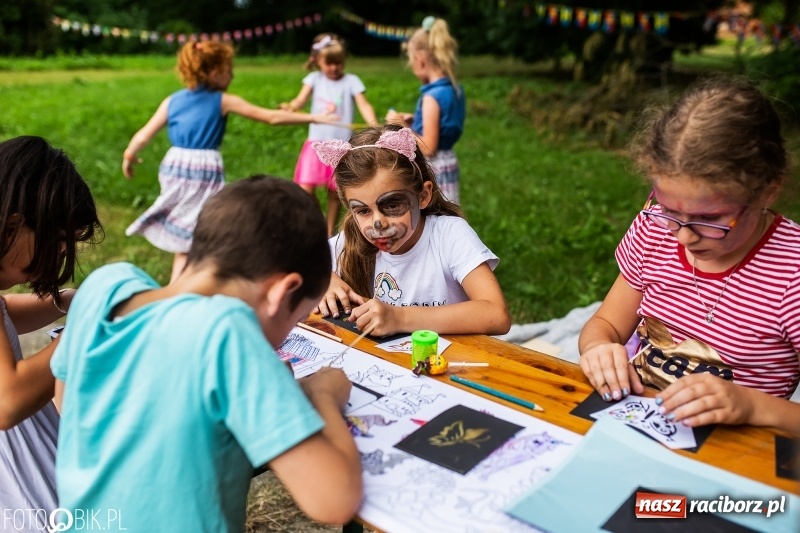 Zdjęcie w galerii na portalu naszraciborz.pl: Powitanie Lata przy ruinach w Łubowicach wiadomości z regionu