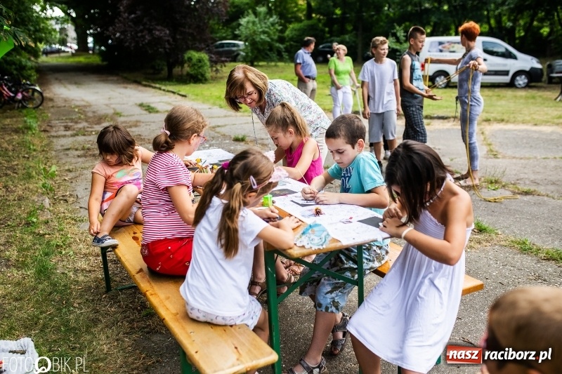 Zdjęcie w galerii na portalu naszraciborz.pl: Powitanie Lata przy ruinach w Łubowicach wiadomości z regionu