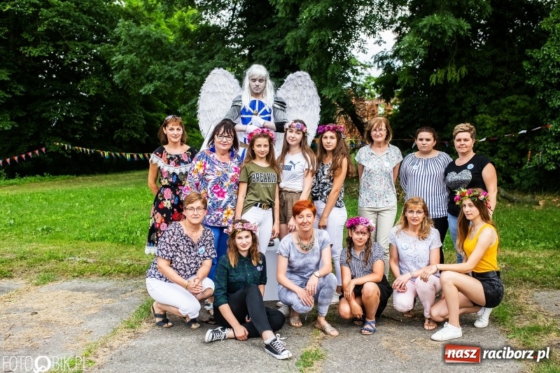 Zdjęcie w galerii na portalu naszraciborz.pl: Powitanie Lata przy ruinach w Łubowicach wiadomości z regionu