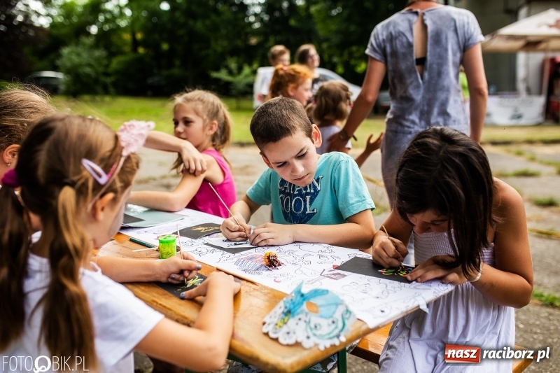 Zdjęcie w galerii na portalu naszraciborz.pl: Powitanie Lata przy ruinach w Łubowicach wiadomości z regionu