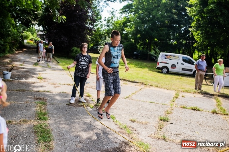 Zdjęcie w galerii na portalu naszraciborz.pl: Powitanie Lata przy ruinach w Łubowicach wiadomości z regionu