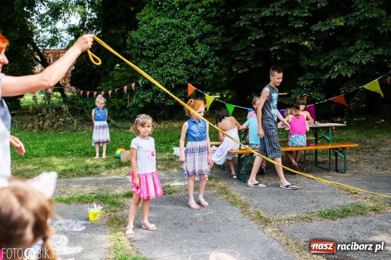 Zdjęcie w galerii na portalu naszraciborz.pl: Powitanie Lata przy ruinach w Łubowicach wiadomości z regionu
