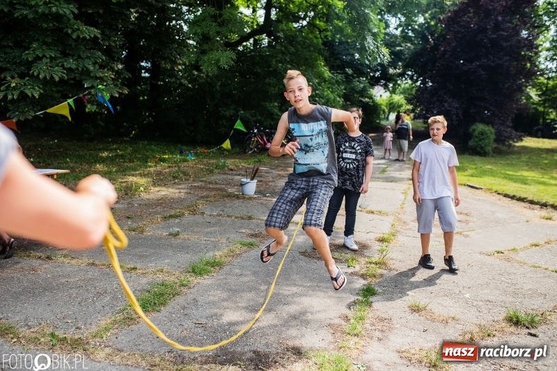 Zdjęcie w galerii na portalu naszraciborz.pl: Powitanie Lata przy ruinach w Łubowicach wiadomości z regionu