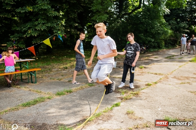 Zdjęcie w galerii na portalu naszraciborz.pl: Powitanie Lata przy ruinach w Łubowicach wiadomości z regionu