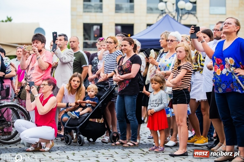 Zdjęcie w galerii na portalu naszraciborz.pl: Występy artystyczne na raciborskim Rynku [FOTO i WIDEO] wiadomości z regionu