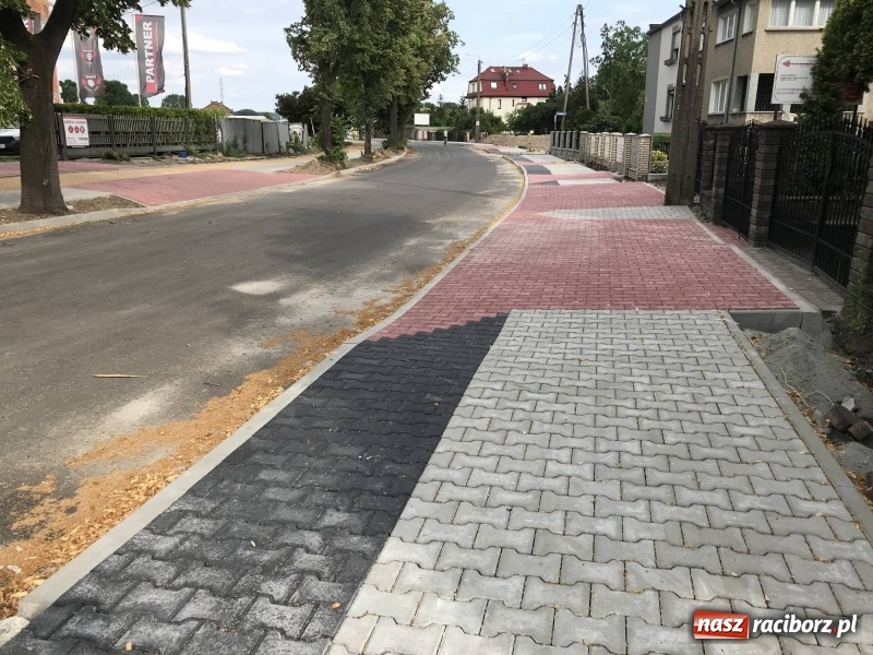 Zdjęcie w galerii na portalu naszraciborz.pl: Łąkowa zmienia swoje oblicze. Nowa droga, nowe domy [FOTO]  wiadomości z regionu