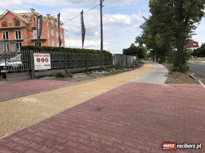 Zdjęcie w galerii na portalu naszraciborz.pl: Łąkowa zmienia swoje oblicze. Nowa droga, nowe domy [FOTO]  wiadomości z regionu