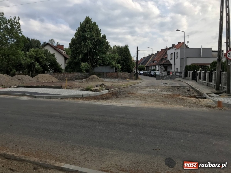 Zdjęcie w galerii na portalu naszraciborz.pl: Łąkowa zmienia swoje oblicze. Nowa droga, nowe domy [FOTO]  wiadomości z regionu