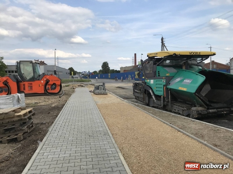Zdjęcie w galerii na portalu naszraciborz.pl: Łąkowa zmienia swoje oblicze. Nowa droga, nowe domy [FOTO]  wiadomości z regionu