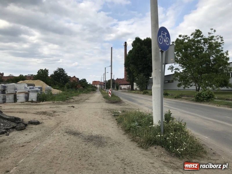 Zdjęcie w galerii na portalu naszraciborz.pl: Łąkowa zmienia swoje oblicze. Nowa droga, nowe domy [FOTO]  wiadomości z regionu