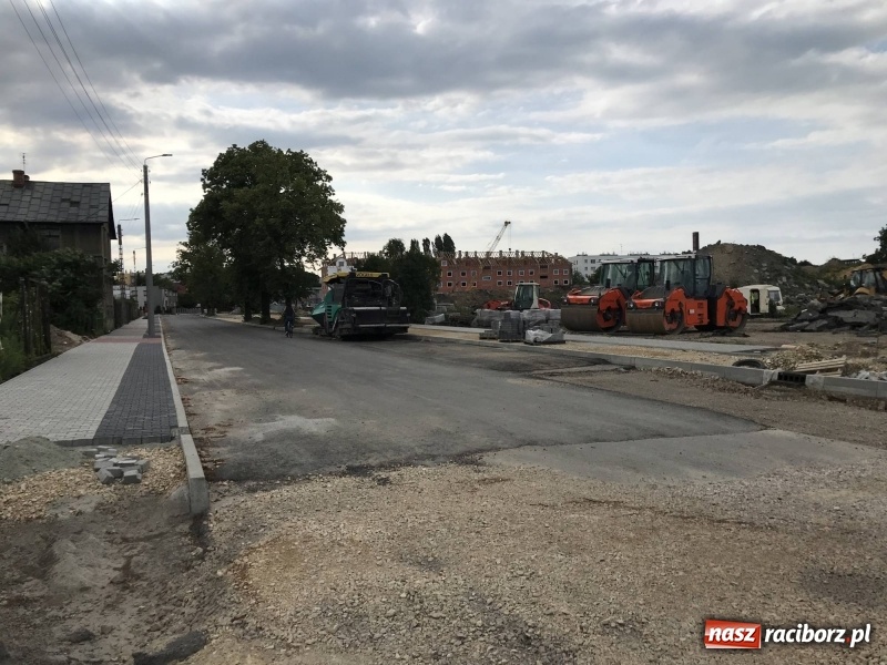 Zdjęcie w galerii na portalu naszraciborz.pl: Łąkowa zmienia swoje oblicze. Nowa droga, nowe domy [FOTO]  wiadomości z regionu