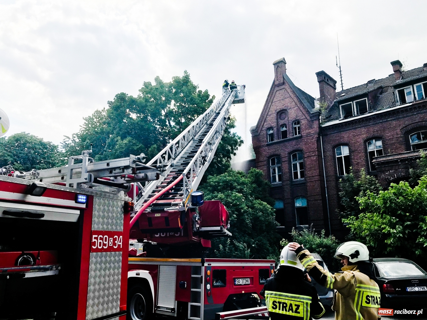 Zdjęcie w galerii na portalu naszraciborz.pl: Pożar starego szpitala. Ogień pojawił się tym razem na poddaszu [FOTO i WIDEO] wiadomości z regionu