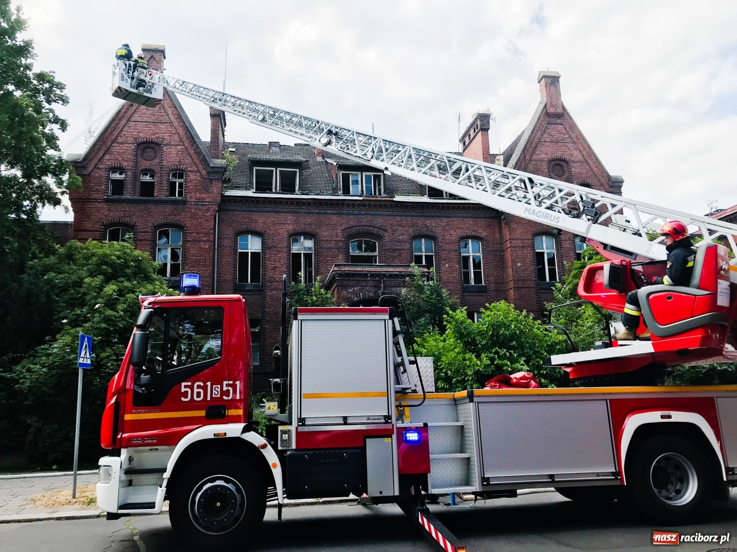 Zdjęcie w galerii na portalu naszraciborz.pl: Pożar starego szpitala. Ogień pojawił się tym razem na poddaszu [FOTO i WIDEO] wiadomości z regionu