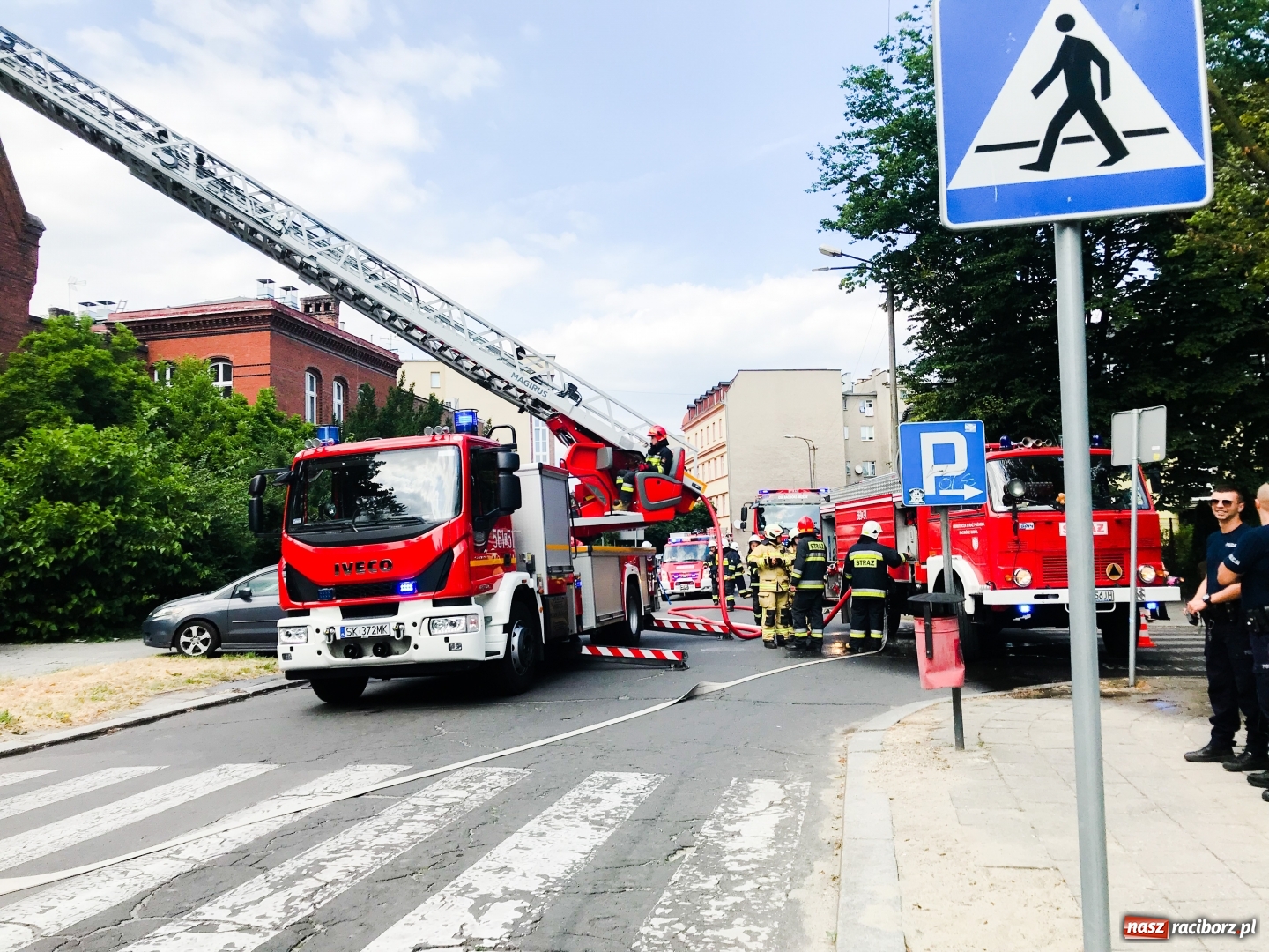 Zdjęcie w galerii na portalu naszraciborz.pl: Pożar starego szpitala. Ogień pojawił się tym razem na poddaszu [FOTO i WIDEO] wiadomości z regionu