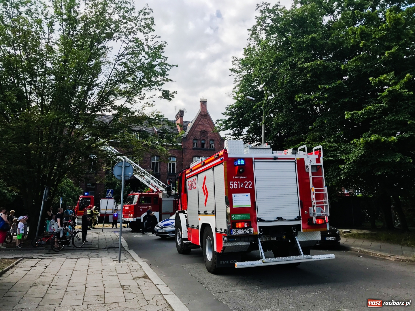 Zdjęcie w galerii na portalu naszraciborz.pl: Pożar starego szpitala. Ogień pojawił się tym razem na poddaszu [FOTO i WIDEO] wiadomości z regionu