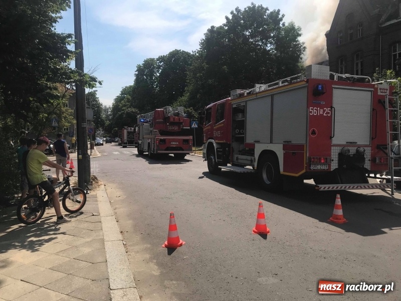 Zdjęcie w galerii na portalu naszraciborz.pl: Pożar starego szpitala. Ogień pojawił się tym razem na poddaszu [FOTO i WIDEO] wiadomości z regionu