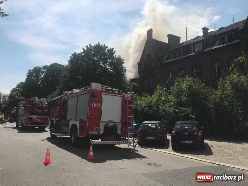 Zdjęcie w galerii na portalu naszraciborz.pl: Pożar starego szpitala. Ogień pojawił się tym razem na poddaszu [FOTO i WIDEO] wiadomości z regionu