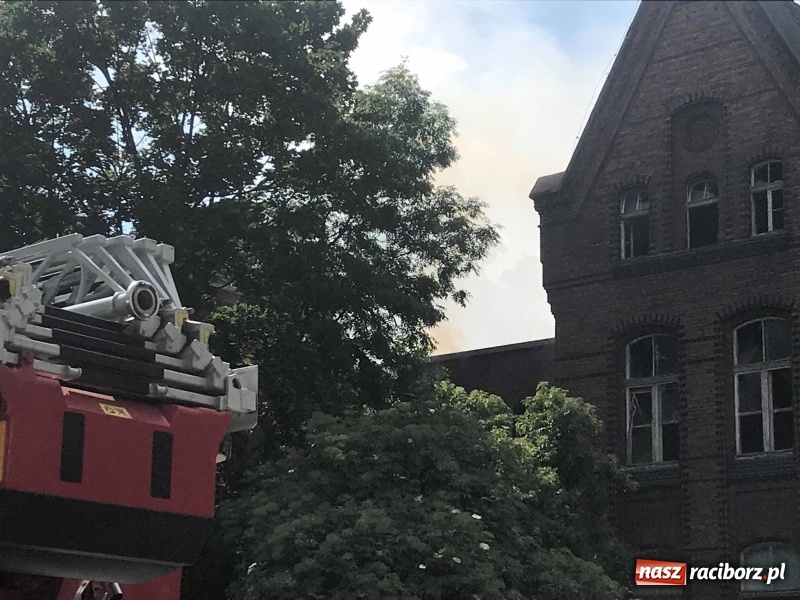 Zdjęcie w galerii na portalu naszraciborz.pl: Pożar starego szpitala. Ogień pojawił się tym razem na poddaszu [FOTO i WIDEO] wiadomości z regionu