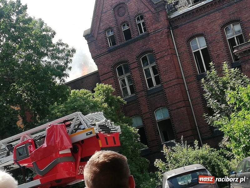 Zdjęcie w galerii na portalu naszraciborz.pl: Pożar starego szpitala. Ogień pojawił się tym razem na poddaszu [FOTO i WIDEO] wiadomości z regionu