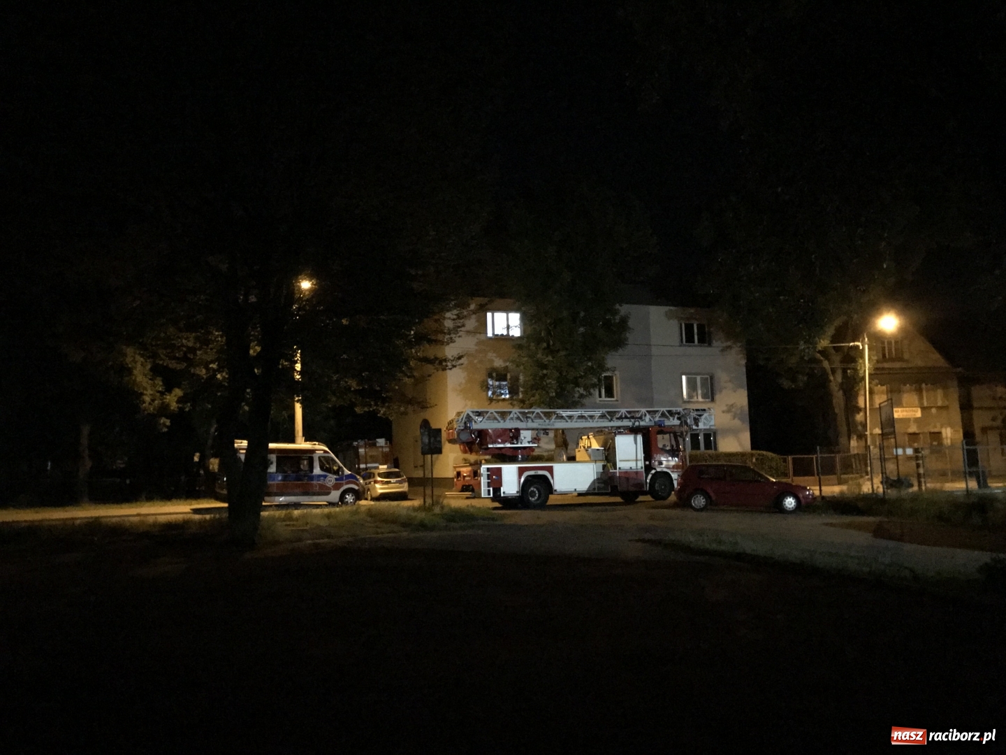 Zdjęcie w galerii na portalu naszraciborz.pl: Desperat na dachu szkoły. Nocna akcja na Płoni [FOTO] wiadomości z regionu